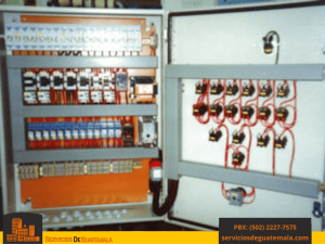Panel de Control-Electricidad-Iluminación-luz-amarilla-blanca-LED-incandescentes-flourescentes-halógenas-iluminacion-industrial-lamparas-ambiental-acentuada-luminare-Servici
